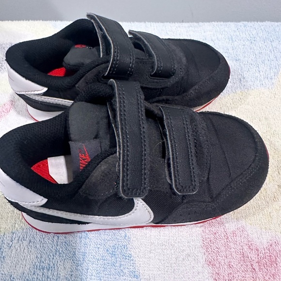 Nike - Picture 2 of 5